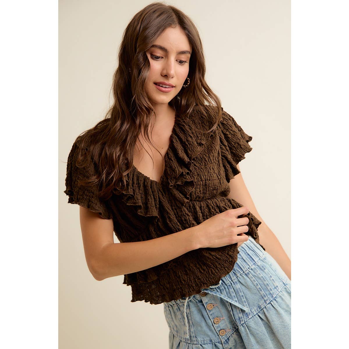 TEXTURED KNIT RUFFLE V NECK KNIT TOP